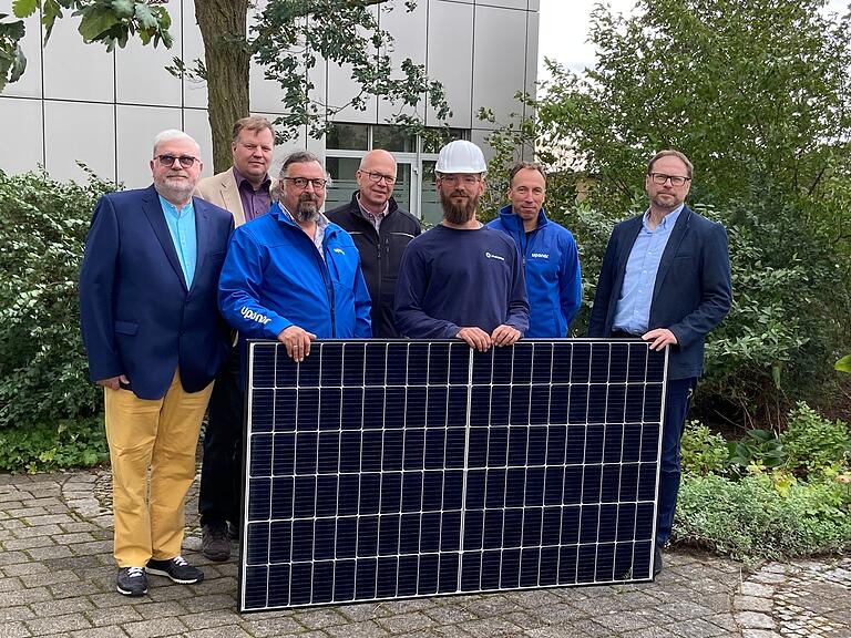 Das Projektteam um Projektleiter Frank Stolper (links) hat am Haßfurter Uponor-Standort die Photovoltaik-Anlagen auf einer Fläche von 4300 Quadratmetern geplant und installiert.