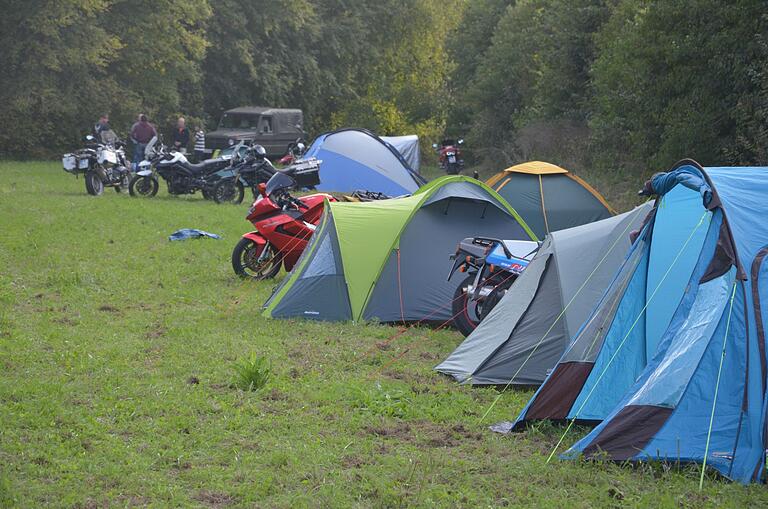 Wie üblich übernachteten die Teilnehmer des 43. Motorradtreffens des MTG-Paimar in Zelten auf der Wiese.