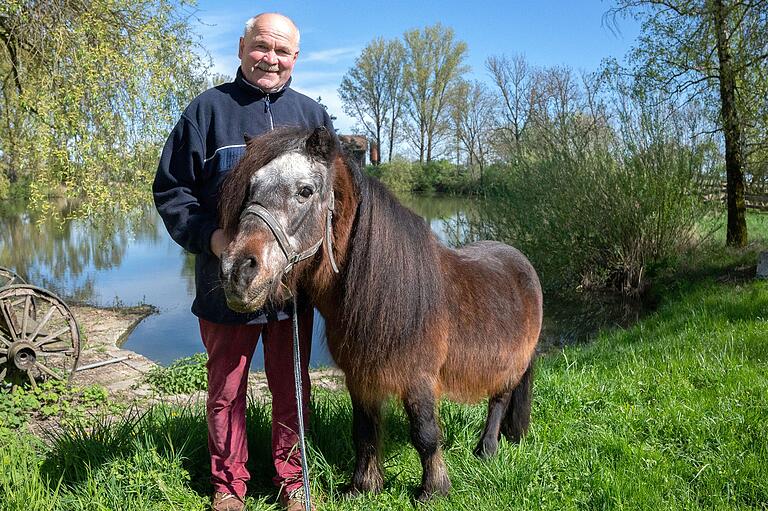 'Bobby' geht gerne spazieren. Hier genießt er den Ausflug mit Hermann Müller zum See auf dem Kaltenhof.