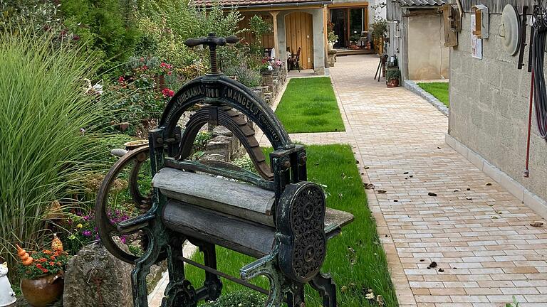 Ein kleines Gartenreich hat sich das Ehepaar unter vielen Mühen im Laufe der Jahre geschaffen. Ein kleines Gartenreich hat sich das Ehepaar unter vielen Mühen im Laufe der Jahre geschaffen.