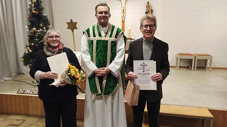Pfarrvikar Kowalski dankt den ausscheidenden Kirchenverwaltungsmitgliedern Roswitha Stahl und Gerhard Liebler. Pfarrvikar Kowalski dankt den ausscheidenden Kirchenverwaltungsmitgliedern Roswitha Stahl und Gerhard Liebler.