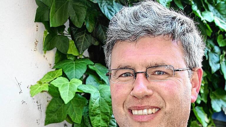 Oldtimerfan Hugo Brennfleck hat für die Bugatti-Fahrer aus aller Welt extra einen Bocksbeutel mit Bugatti-Etikett kreiert. Oldtimerfan Hugo Brennfleck hat für die Bugatti-Fahrer aus aller Welt extra einen Bocksbeutel mit Bugatti-Etikett kreiert.