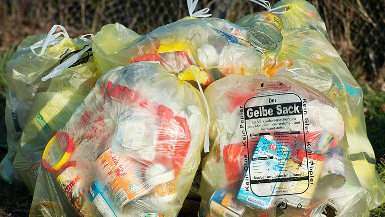 Schlägt für die Gelben Säcke im Landkreis Kitzingen das letzte Stündlein? Derzeit wird diskutiert, ob die Gelbe Tonne kommen soll.