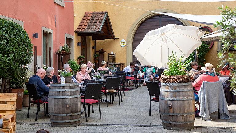 Der Innenhof des Weingutes Freihof in Sommerach lädt noch bis Ende Mai zur Heckenwirtschaft ein.