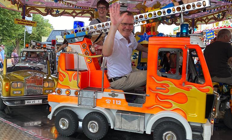 Thomas Stamm drehte beim Rundgang durch den Vergnügungspark eine Runde in seinem 'liebsten Fahrgeschäft', dem Feuerwehrauto im Kinderkarussell, das er normalerweise mit seinem Enkel besucht.