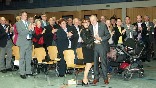 Verabschiedung Reinhold Kuhn       -  Mit einer vierstündigen Feier wurde am Freitag in der Dettelbacher Maintalhalle Bürgermeister Reinhold Kuhn nach 30 Amtsjahren verabschiedet. Rund 250 Gäste waren der Einladung der Stadtverwaltung gefolgt. Im Bild: Stehender Applaus für Reinhold Kuhn (mit Ehefrau Irene).