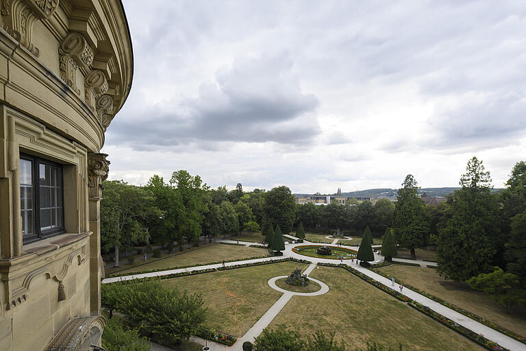 Lieblingsausblick des Hausmeisters: Vom Dachboden über der Hofkirche aus in den Hofgarten. Lieblingsausblick des Hausmeisters: Vom Dachboden über der Hofkirche aus in den Hofgarten.