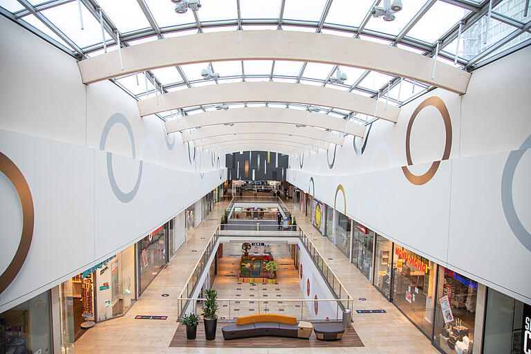 Menschenleere Einkaufspassage im Obergeschoss des Centers. Menschenleere Einkaufspassage im Obergeschoss des Centers.