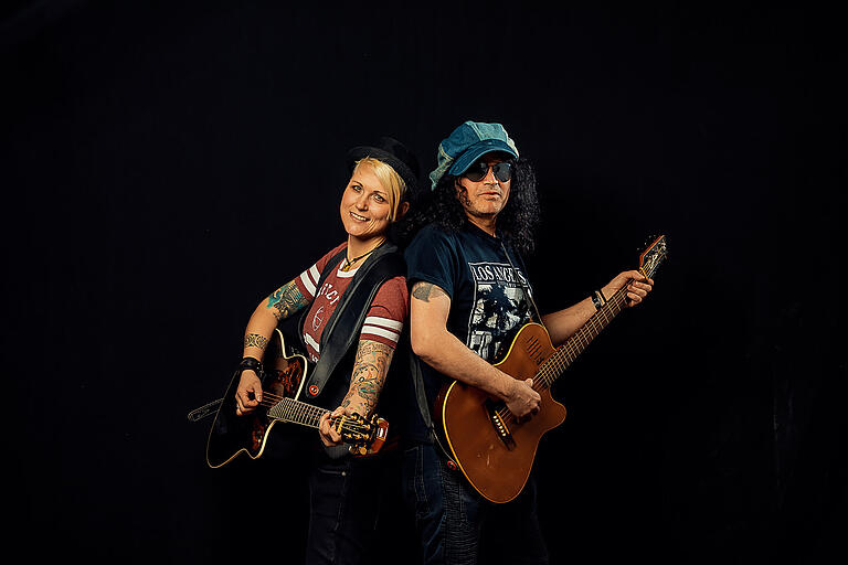 Die besten Musiker der Region gaben sich beim 'honky tonk unplugged' die Ehre. Steffi List und Andy 'Wuschi' Meyer zeigten sich dabei auch besonders spielfreudig. Die besten Musiker der Region gaben sich beim 'honky tonk unplugged' die Ehre. Steffi List und Andy 'Wuschi' Meyer zeigten sich dabei auch besonders spielfreudig.