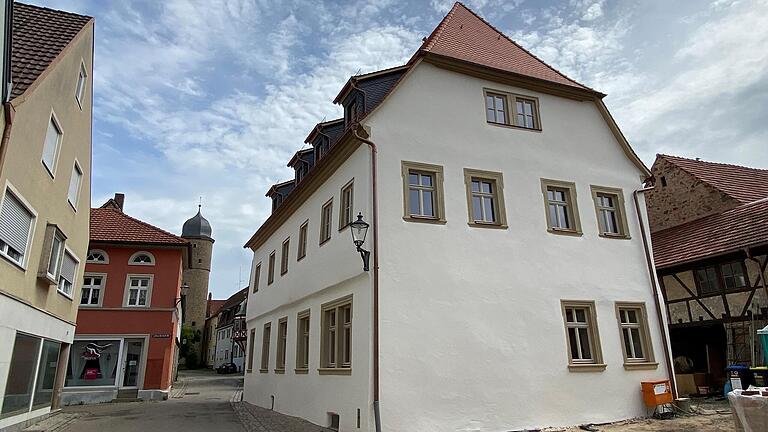 Das ehemalige Stadtschreiberhaus von 1453 in der Weiße-Turm-Straße in Gerolzhofen wird aufwändig saniert und erblüht wieder im alten Glanz. Das ehemalige Stadtschreiberhaus von 1453 in der Weiße-Turm-Straße in Gerolzhofen wird aufwändig saniert und erblüht wieder im alten Glanz.