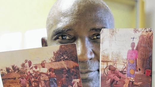 Er träumt von einem Haus aus Stein: Makonde-Künstler Elias Mtemela zeigt Bilder seiner Familie; in der Hütte links wohnt der 61-Jährige mit seiner Frau Bernadette und den Kindern. Das Bild rechts zeigt ihn bei der Arbeit in seinem Heimatdorf Chipula. Er träumt von einem Haus aus Stein: Makonde-Künstler Elias Mtemela zeigt Bilder seiner Familie; in der Hütte links wohnt der 61-Jährige mit seiner Frau Bernadette und den Kindern. Das Bild rechts zeigt ihn bei der Arbeit in seinem Heimatdorf Chipula.