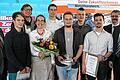 Freisprechung der Metall-Innung Mainfranken-Mitte (von links, vorne) Otmar Endrich (Lehrlingswart), Leon Kalikstein, Johanna Schwarz, Florian Pfeiler, Philip Meier, Obermeister Detlef Lurz; (von links, hinten) Daniel Sauer (Vorsitzender der FC Würzburger Kickers AG), Mario Eirich, Johann Biegler, Edwin Gernert (Vorsitzender des Prüfungsausschusses Feinwerkmechanik).