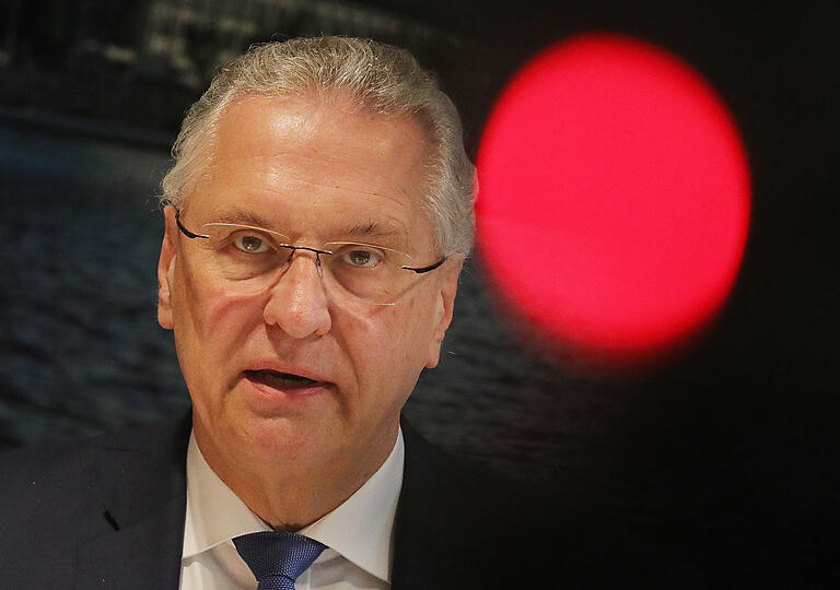 Joachim Herrmann (CSU) findet die die Zusammenarbeit zwischen Bundes- und bayerischer Landespolizei gut. Joachim Herrmann (CSU) findet die die Zusammenarbeit zwischen Bundes- und bayerischer Landespolizei gut.