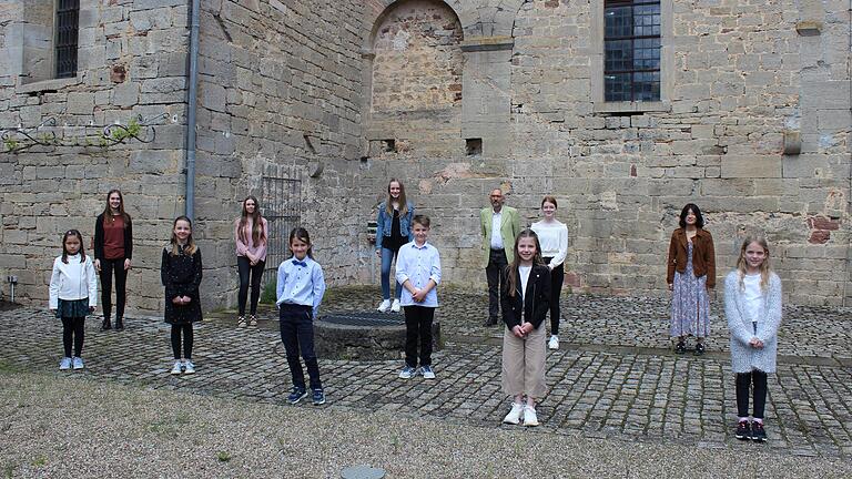 Junge Künstler vor alten Gemäuern. Musiklehrer Wolfgang Klösel ging mit dieser jungen Pianisten-Elf an den Konzertstart im Kloster Wechterswinkel und feierte damit einen Kultur-Neustart in diesen Pandemie-Zeiten. Junge Künstler vor alten Gemäuern. Musiklehrer Wolfgang Klösel ging mit dieser jungen Pianisten-Elf an den Konzertstart im Kloster Wechterswinkel und feierte damit einen Kultur-Neustart in diesen Pandemie-Zeiten.