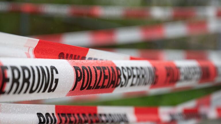 Weltkriegsbombe in Regensburg gefunden - Absperrband der Polizei sperrt den Durchgang. Weltkriegsbombe in Regensburg gefunden - Absperrband der Polizei sperrt den Durchgang.