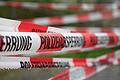 Weltkriegsbombe in Regensburg gefunden       -  Absperrband der Polizei sperrt den Durchgang.