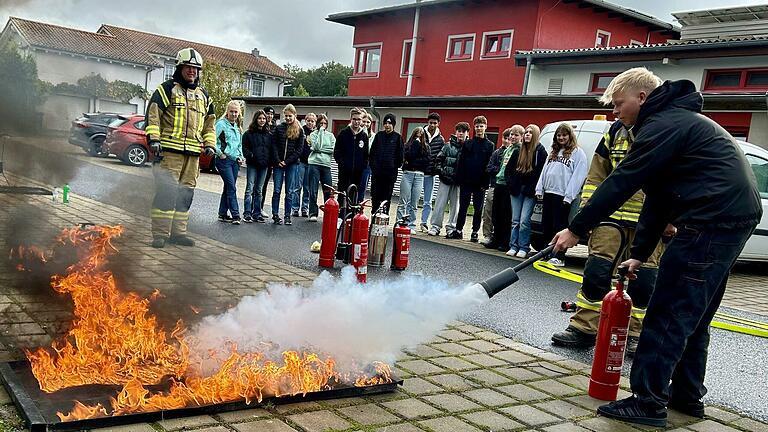 Ein Schüler beim Löschen eines Benzinbrandes. Ein Schüler beim Löschen eines Benzinbrandes.