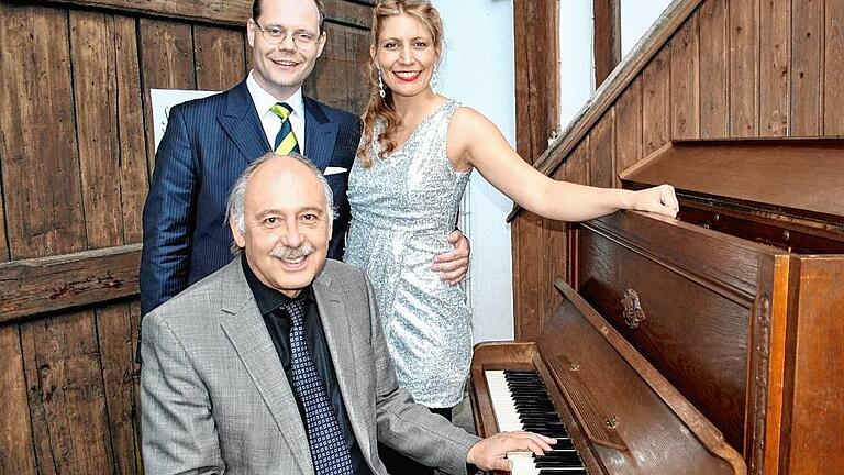 Bekannte Filmmelodien: Mit Liedern aus den 30er und 40er Jahren gestalteten Miriam Möckl (Mezzosopran), Sebastian Köching (Tenor) und Michael Lörcher (Klavier) ein gelungenes Konzert im Hofgarten des Schlundhauses.