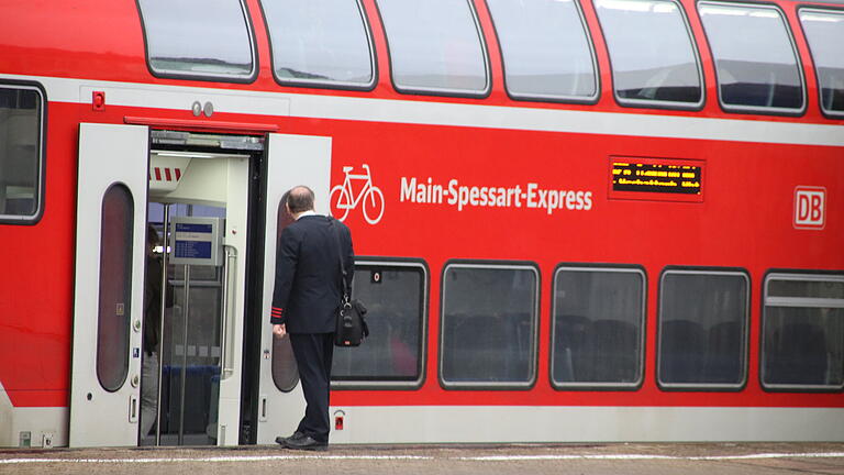 Noch während der Regionalexpress 54 im Lohrer Bahnhof stand, wurden am Montagabend zwei Männer aus Sachsen vorläufig festgenommen. Bei dem Foto eines solchen Regionalexpresses handelt es sich um eine Archivaufnahme.