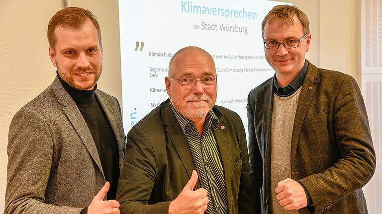 Umweltreferent Wolfgang Kleiner (Mitte), Christian Göpfert (links) und Jakob Frommer (rechts) stellten im Rathaus das Klimaversprechen der Stadt Würzburg vor. Umweltreferent Wolfgang Kleiner (Mitte), Christian Göpfert (links) und Jakob Frommer (rechts) stellten im Rathaus das Klimaversprechen der Stadt Würzburg vor.
