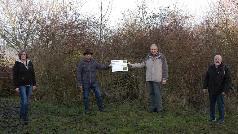 500 Euro spendete Naturata Logistik an den Naturschutzverein. Im Bild (von links): Doris Maag, Reinhold Hollering, Alois Reinhart und Armin Härtig 500 Euro spendete Naturata Logistik an den Naturschutzverein. Im Bild (von links): Doris Maag, Reinhold Hollering, Alois Reinhart und Armin Härtig
