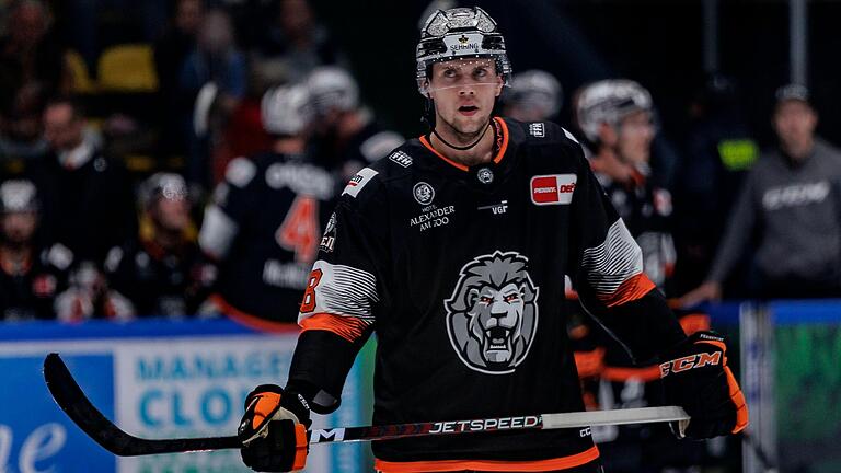 Mit Berlin deutscher Eishockey-Meister und jetzt bei Aufsteiger Frankfurt der Top-Scorer: Der Schweinfurter Dominik Bokk wurde in der DEL zum Spieler des Monats September gewählt. Mit Berlin deutscher Eishockey-Meister und jetzt bei Aufsteiger Frankfurt der Top-Scorer: Der Schweinfurter Dominik Bokk wurde in der DEL zum Spieler des Monats September gewählt.