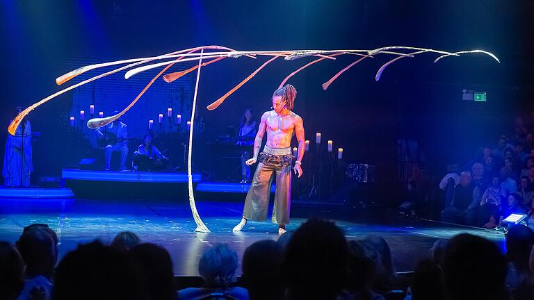Bei der Abschlussgala des Internationalen Varietéfestivals in Sennfeld sorgte Andreis Jacobs mit seinem Balanceakt für Staunen. Bei der Abschlussgala des Internationalen Varietéfestivals in Sennfeld sorgte Andreis Jacobs mit seinem Balanceakt für Staunen. 
