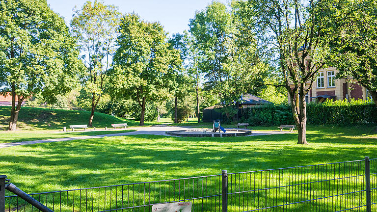 Prozess gegen einen Baumkontrolleur.jpeg       -  Auf diesem Spielplatz in Oberhausen stürzte vor zwei Jahren ein Baum um und begrub ein kleines Mädchen unter sich. Das Kind kam dabei ums Leben.