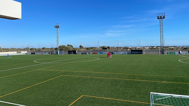 Auf diesem Kunstrasenplatz in Cala d'Or werden die Würzburger Kickers trainieren. Auf diesem Kunstrasenplatz in Cala d'Or werden die Würzburger Kickers trainieren.