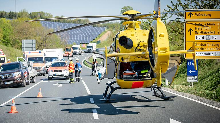 'Christoph 18' im Einsatz bei einem Unfall auf der B8 bei Marktheidenfeld.