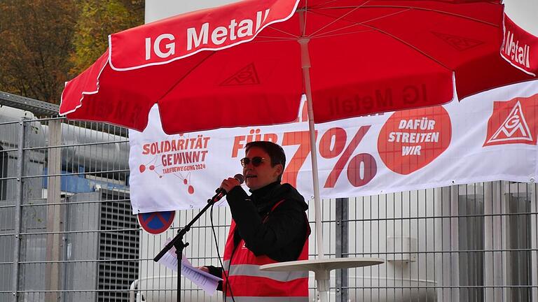 Warnstreik bei GKN Sinter Metals Bad Brückenau       -  Ulrike Eifler von der IG Metall Würzburg rief die Beschäftigten zu Solidarität und Zusammenhalt auf.