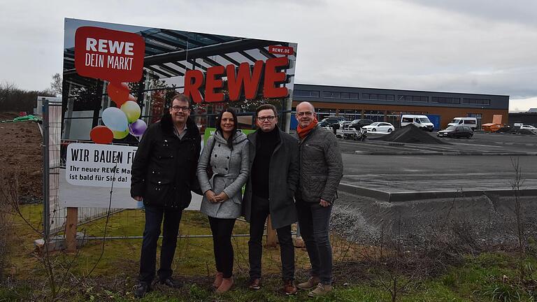 Baustellenbegehung am neuen Rewe-Markt in Waldbüttelbrunn (von links): Bürgermeister Klaus Schmidt, Betreiberfamilie Glemser und Ralf Rösner (Rösner Backstube).