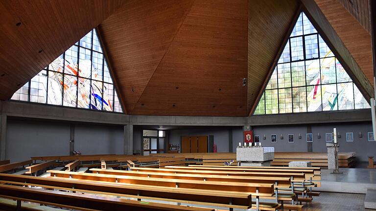 Platz für 370 Personen bietet die 50 Jahre alte Pfarrkirche Sankt Michael mit den vier Giebeln, hier die Fenster 'Feuer' (links) und 'Das Buch'.