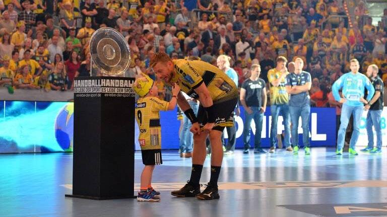 Von Kindesbeinen unter den Königen des Handballs zu Hause: Jason (links), der Sohn von Gudjon Valur Sigurdsson, der mit den Rhein Neckar Löwen 2017 deutscher Meister wurde und vor der Schale auf dem Feld rumturnte.