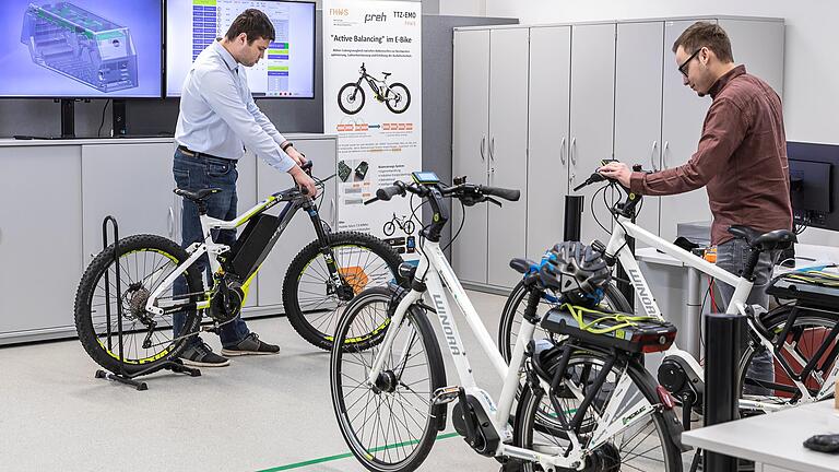 Andreas Ziegler und David Oeser (rechts) mit einem hochleistungsfähigen 1000 Wh E-Bike-Akku, der mit Preh entwickelt wurde.