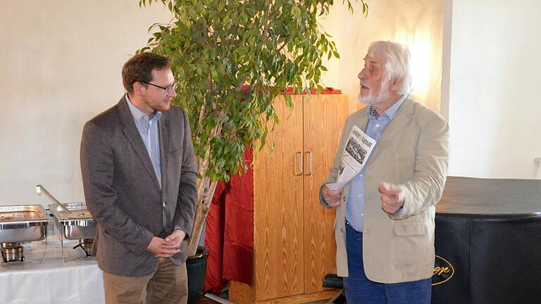 Altbürgermeister Peter Wesselowsky und Bürgermeister Robert Zillmann beim Überreichen eines Nachdrucks aus der Presse von der Vertragsunterzeichnung vor 31 Jahren.