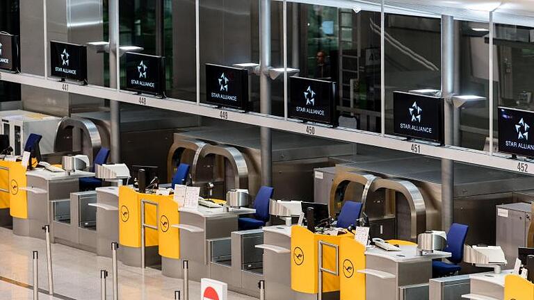 Verwaiste Lufthansa-Schalter am Münchner Flughafen. Foto: Matthias Balk/dpa       -  Am Sonntag und Montag wird am Münchner Flughafen kein regulärer Passagierverkehr stattfinden.