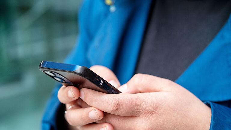 Mensch mit Smartphone in den Händen.jpeg       -  Wer seinen Handyakku lange nutzen will, sollte einige Regeln beachten.