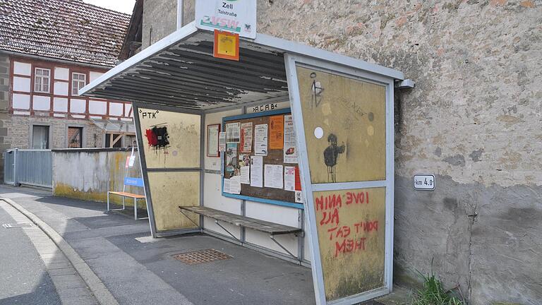 Bei der Bürgerinnenversammlung in Üchtelhausen wurde unter anderem der Zustand mancher Buswartehäuschen in der Gemeinde bemängelt.