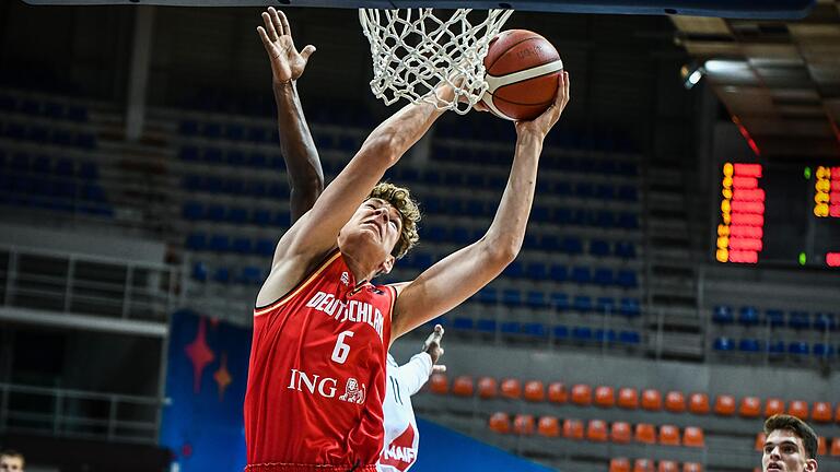 Spielszene: Hannes Steinbach setzt bei der U-18-Europameisterschaft seine 2,03 Meter Körpergröße ein.