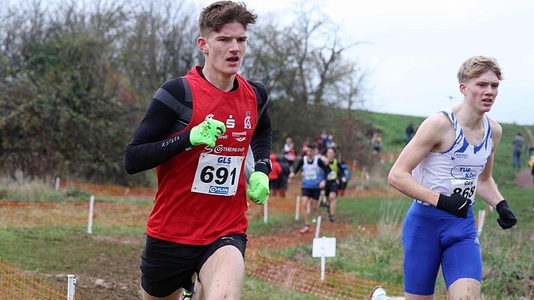 Der 17-jährige Lennart Rössler (links) vom SC Ostheim wurde bei der deutschen Meisterschaft im Crosslauf bei der männlichen Jugend U 18 Neunter.