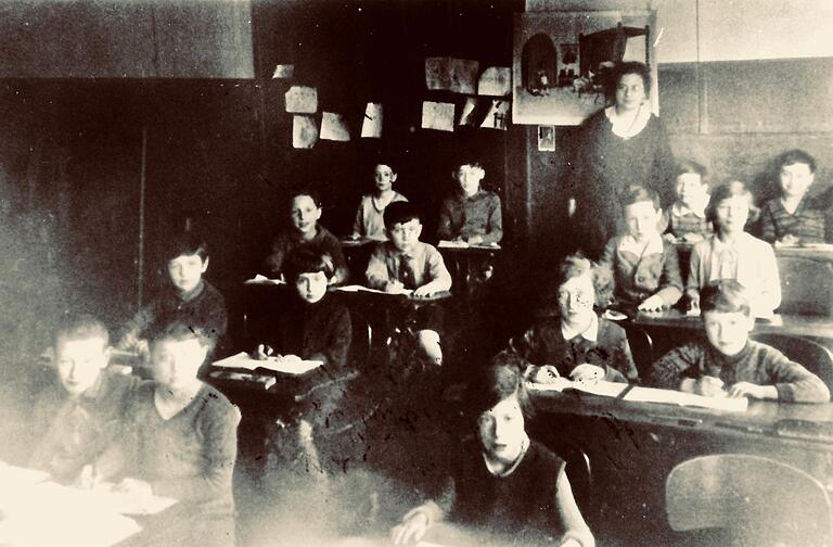 Ludwig Pfeuffer in der jüdischen Volksschule. Der spätere israelische Dichter sitzt in der dritten Reihe und ist an der Krawatte zu erkennen. Ludwig Pfeuffer in der jüdischen Volksschule. Der spätere israelische Dichter sitzt in der dritten Reihe und ist an der Krawatte zu erkennen.