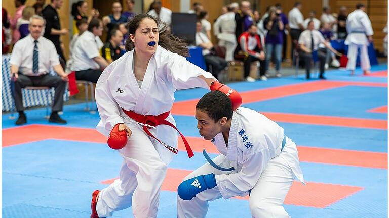 Im Bild: Charlotte Rühlmann (rechts) kann gerade noch dem Angriff von Hanna Rostiahai (links) bei den 2. Internationalen Karate-Südgames ausweichen. Im Bild: Charlotte Rühlmann (rechts) kann gerade noch dem Angriff von Hanna Rostiahai (links) bei den 2. Internationalen Karate-Südgames ausweichen.
