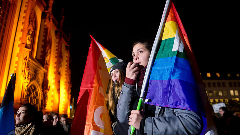 Montagsspaziergang       -  Um die 1500 Menschen demonstrieren laut Veranstalter am Montag (19.01.15) in der Innenstadt in Wuerzburg gegen Rassismus und die islamkritische PEGIDA/WÜGIDA-Kundgebung, die parallel in der Neubaustrasse stattfindet.