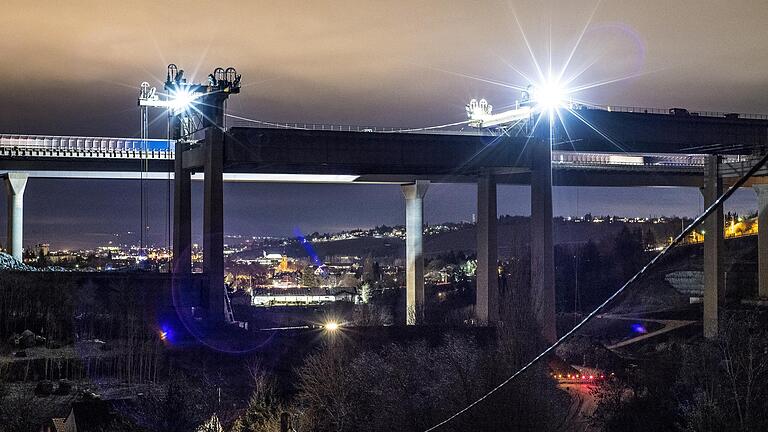 Nächtliches Arbeiten mit Flutlicht: Rund um die Uhr läuft der Rückbau der Talbrücke Heidingsfeld.