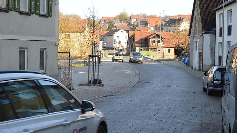 Seit Jahren ein Thema: Die Anwohner der Ludwigstraße in Poppenlauer klagen über Lärm, wenn Autos draußen vor den Häusern über das Pflaster fahren.