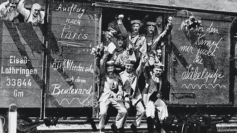 Deutsche Reservisten auf dem Weg an die Westfront im August 1914. Der 'Ausflug nach Paris', das nie eingenommen wurde, endete für viele tödlich.