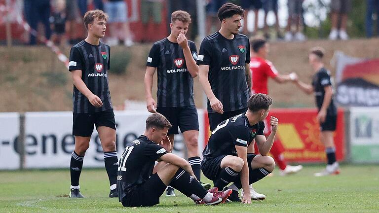 Enttäuschung pur nach der Niederlage in Aubstadt: die Schweinfurter Spieler (hinten von links) Maurice Volz, Lorenz Bäuerllein, Georgios Soanoudakis, (vorne) Tim Kraus und Nicolas Pfarr.