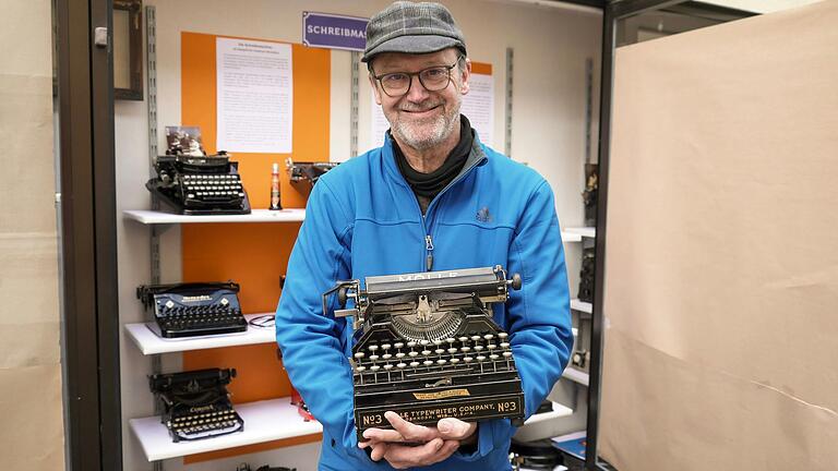 Ralph Köberlein ist begeisterter Schreibmaschinen-Sammler und präsentiert nun in einer Schaufenster-Ausstellung in Hofheim unter dem Motto 'Historische Bürotechnik' Teile seiner Sammlung.