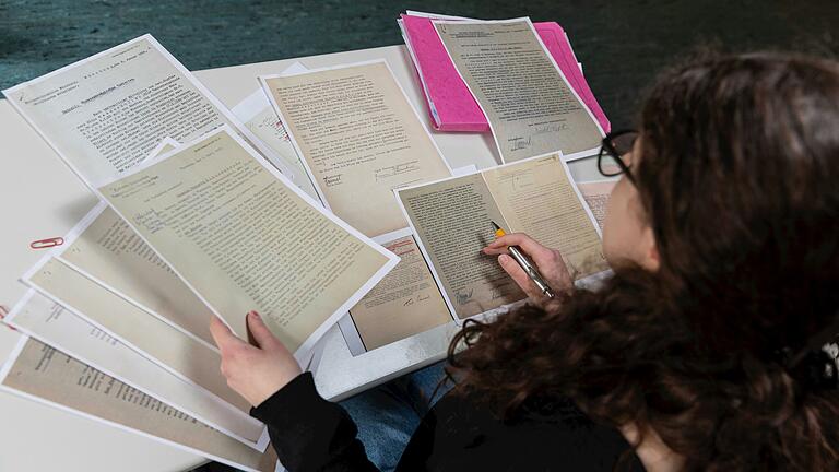 Schülerin Vlera Hoxha zeigt in den Räumen des Friedrich-König-Gymnasiums in Würzburg die Akten zu ihrer Recherche. Sie erforschte die Geschichte der deutsch-französischen Familie Kleinschrod-Barbey.